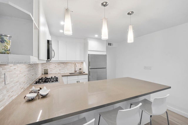 2 of 17 - 405 N Hibiscus Dr 202, Miami Beach, FL