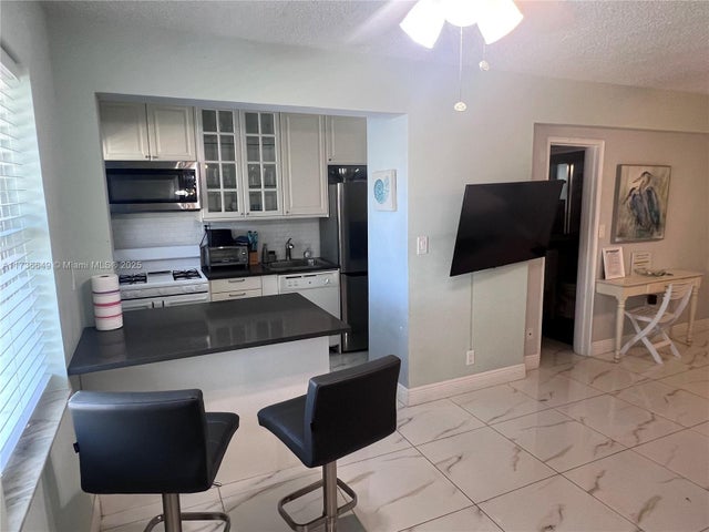 4 of 18 - 321 Wilson St A203, Hollywood, FL