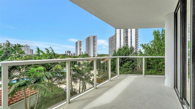 2 of 73 - 20281 E Country Club Dr 407, Aventura, FL