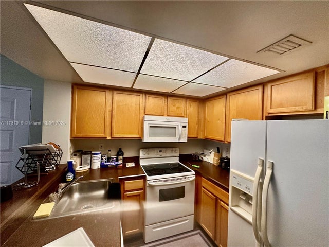 5 of 13 - 752 Executive Center Dr 37, West Palm Beach, FL