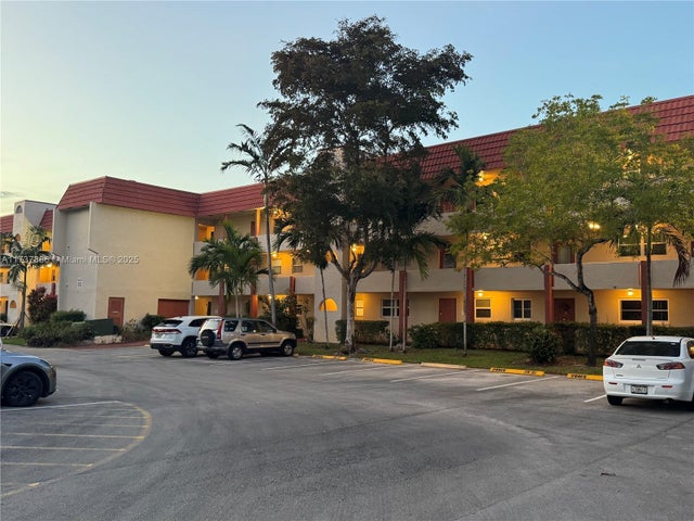 2 of 17 - 8101 N Sunrise Lakes Dr 309, Sunrise, FL