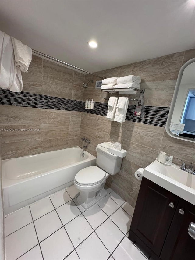 5 of 13 - 19201 Collins Ave 704, Sunny Isles Beach, FL