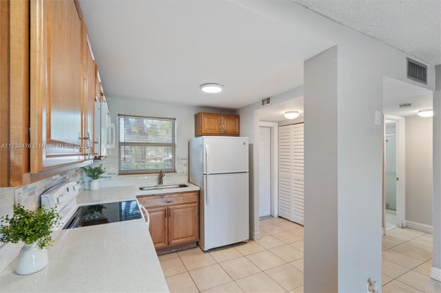 3 of 16 - 9761 Sunrise Lakes Blvd 107, Sunrise, FL