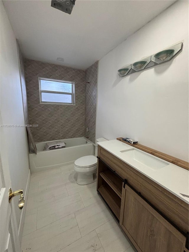 3 of 4 - 861 N Bel Air Dr, Plantation, FL