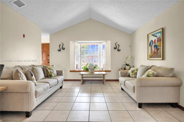 4 of 37 - 15921 Sw 143rd Ave, Miami, FL