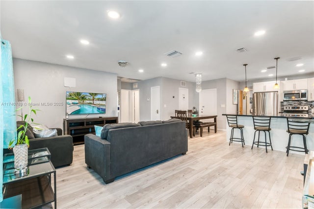 4 of 24 - 1631 N Andrews Sq, Fort Lauderdale, FL