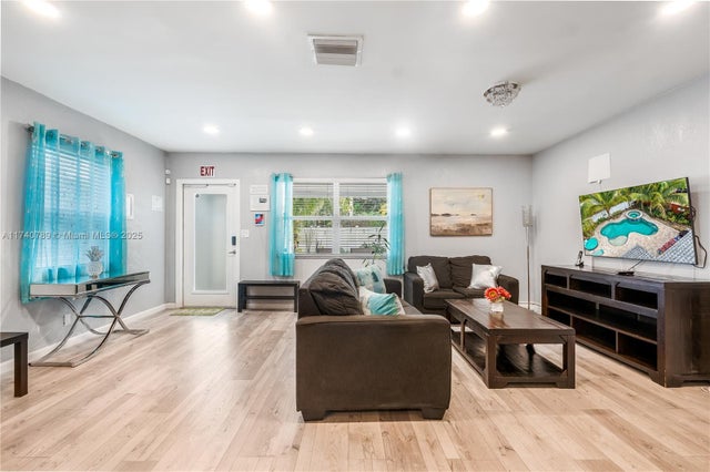 5 of 24 - 1631 N Andrews Sq, Fort Lauderdale, FL