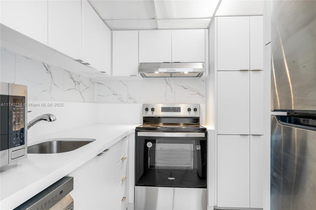 4 of 12 - 1000 West Ave 1008, Miami Beach, FL