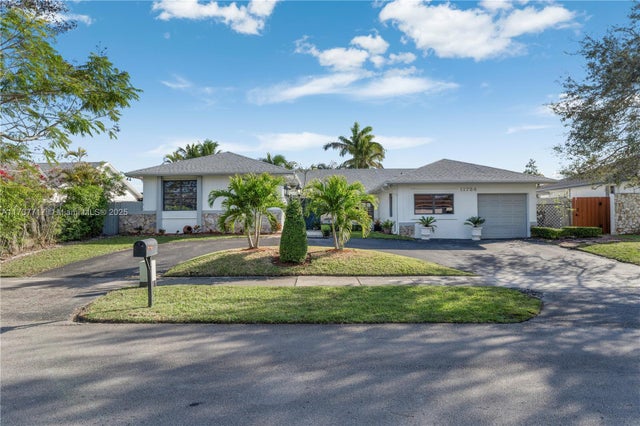 1 of 33 - 11724 Sw 95th St, Miami, FL