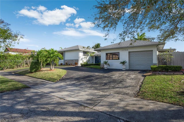 4 of 33 - 11724 Sw 95th St, Miami, FL