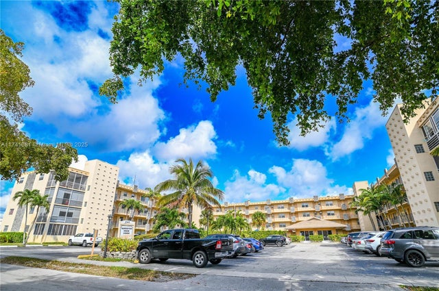2 of 30 - 2145 Pierce St 102, Hollywood, FL