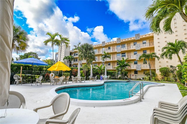 4 of 30 - 2145 Pierce St 102, Hollywood, FL