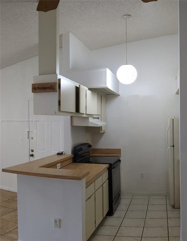 4 of 16 - 917 Ne 199th St 206, Miami, FL