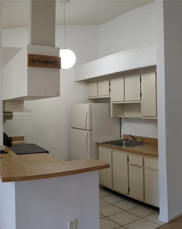 5 of 16 - 917 Ne 199th St 206, Miami, FL