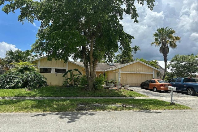 1 of 2 - 6920 Nw 45th St, Lauderhill, FL