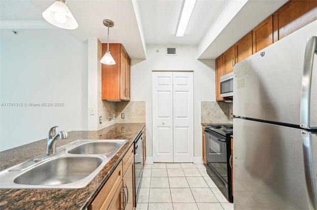 5 of 42 - 2000 N Bayshore Dr 304, Miami, FL