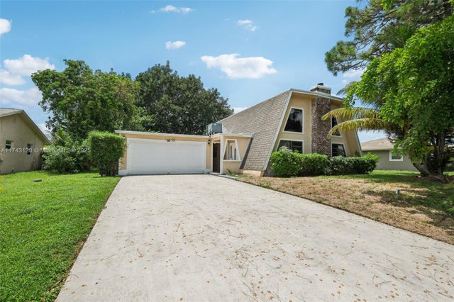 2 of 31 - 126 Barcelona Dr, Royal Palm Beach, FL