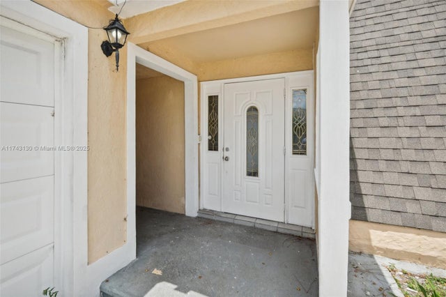 3 of 31 - 126 Barcelona Dr, Royal Palm Beach, FL