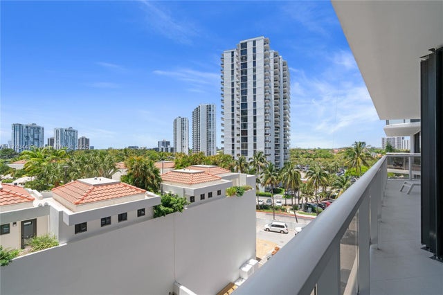 2 of 59 - 20281 E Country Club Dr 403, Aventura, FL