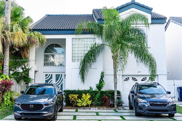 3 of 36 - 220 Ne 211th St, Miami, FL