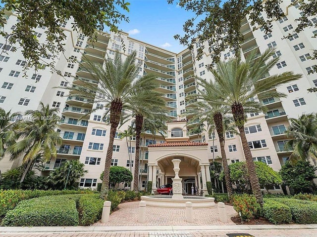1 of 33 - 19900 E Country Club Dr 318, Aventura, FL