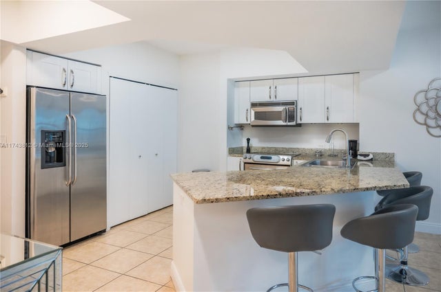 4 of 33 - 19900 E Country Club Dr 318, Aventura, FL