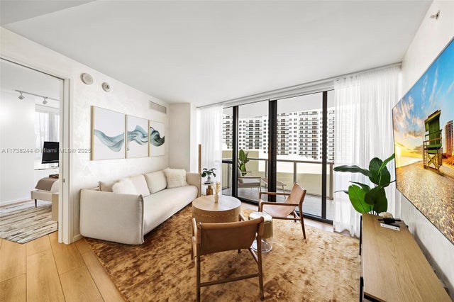 3 of 39 - 2201 Collins Ave 811, Miami Beach, FL