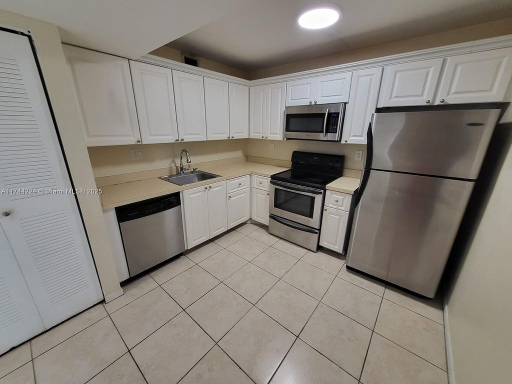 711 N Pine Island Rd 407, Plantation