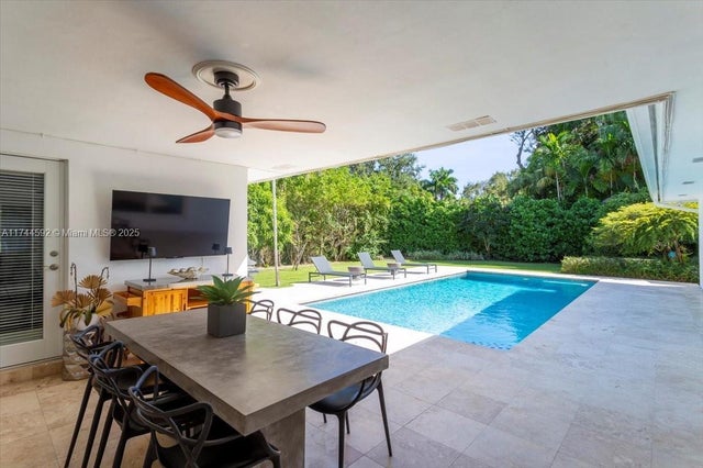 3 of 36 - 550 Pidgeon Plum Ln, Miami, FL