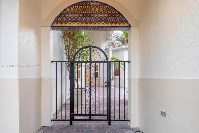 2 of 73 - 920 Captiva Dr, Hollywood, FL