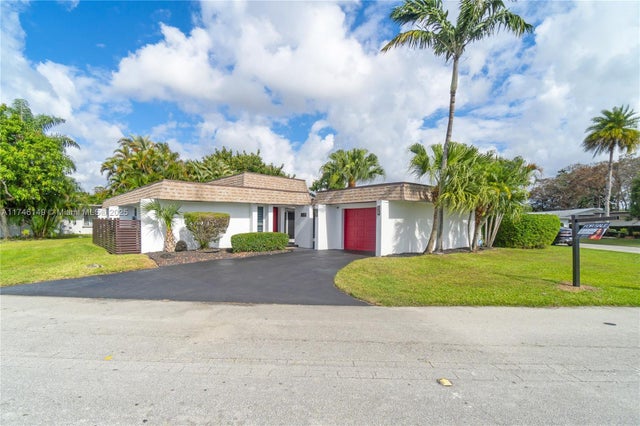 1 of 27 - 5601 White Cedar Ln, Tamarac, FL