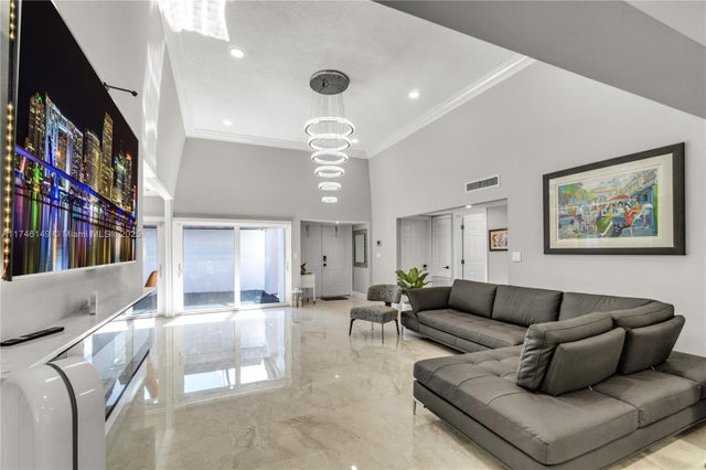 4 of 27 - 5601 White Cedar Ln, Tamarac, FL