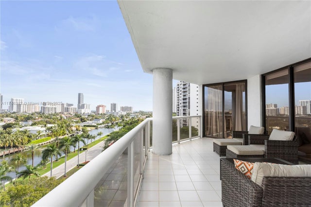 4 of 19 - 3600 Yacht Club Dr 902, Aventura, FL