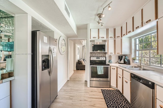 4 of 21 - 3830 Ne 22nd Ter, Lighthouse Point, FL