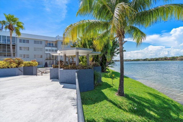 5 of 43 - 873 Ne 195th St 307, Miami, FL