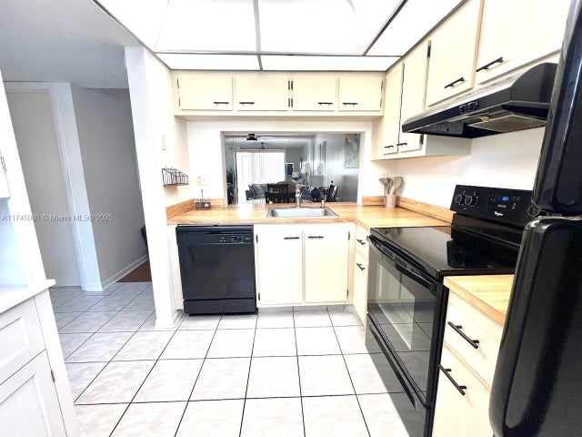 5 of 39 - 10332 Sunrise Lakes Blvd 103, Sunrise, FL