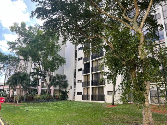 3 of 32 - 17011 N Bay Rd 507, Sunny Isles Beach, FL