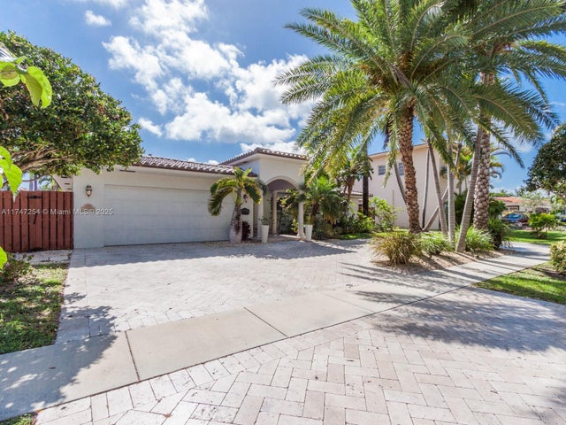 2 of 31 - 13205 Coronado Dr, North Miami, FL