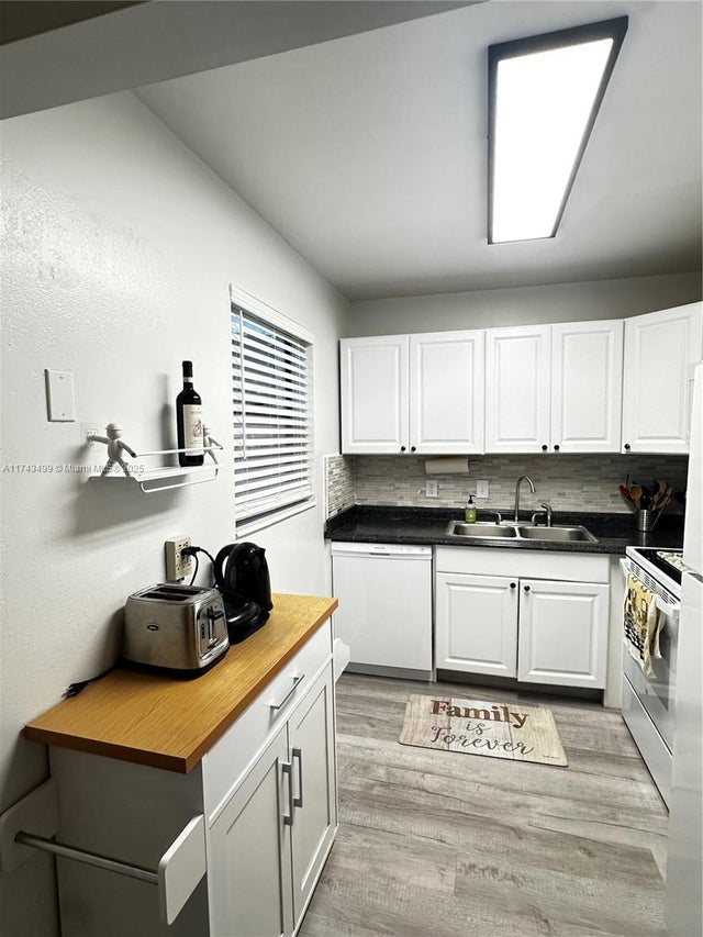 3 of 14 - 220 Cambridge I, West Palm Beach, FL