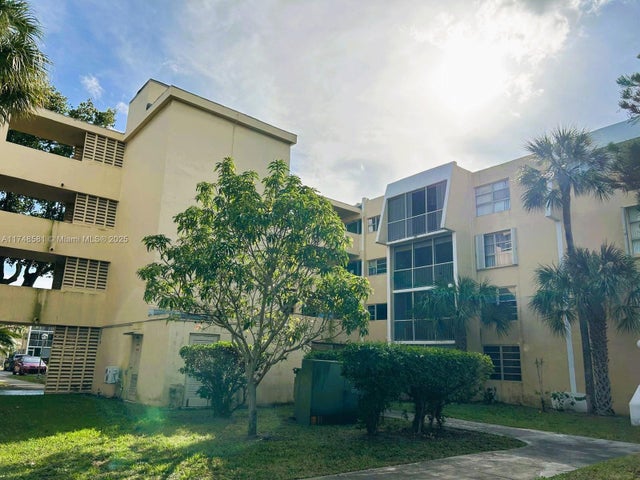 1 of 31 - 942 Ne 199th St 3e, Miami, FL