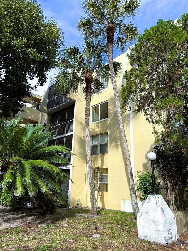 2 of 31 - 942 Ne 199th St 3e, Miami, FL