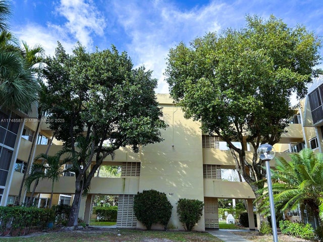 3 of 31 - 942 Ne 199th St 3e, Miami, FL