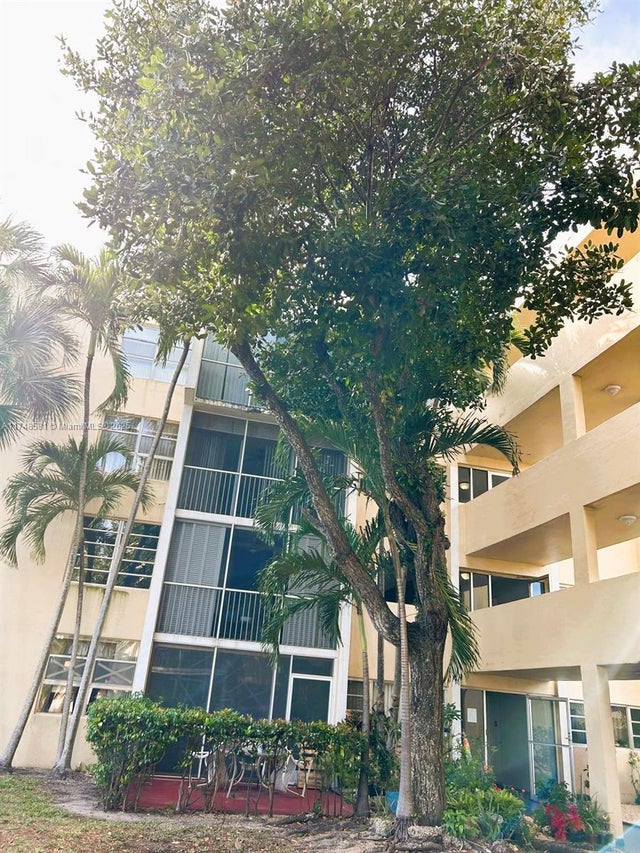 4 of 31 - 942 Ne 199th St 3e, Miami, FL