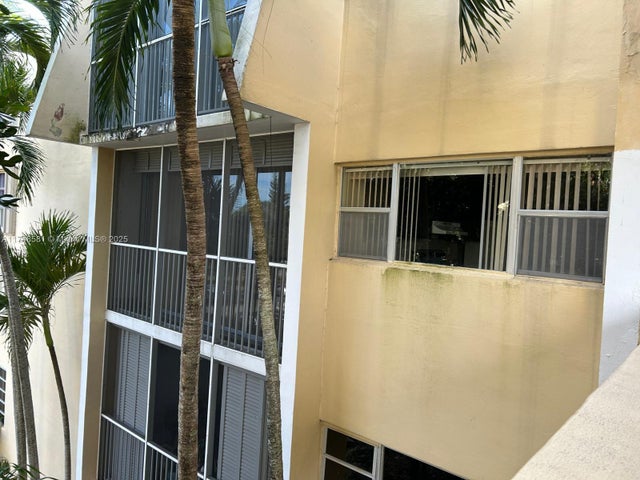 5 of 31 - 942 Ne 199th St 3e, Miami, FL