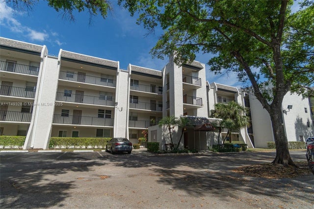 9235 Lagoon Pl 404, Davie