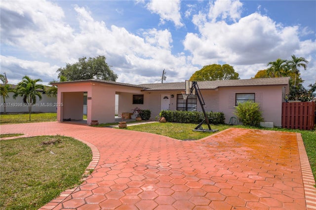 4 of 29 - 1820 N 27th Ave, Hollywood, FL