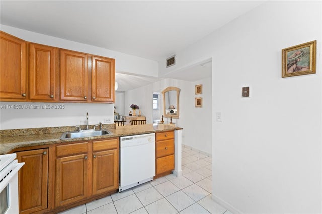 3 of 20 - 445 Ne 195th St 324, Miami, FL