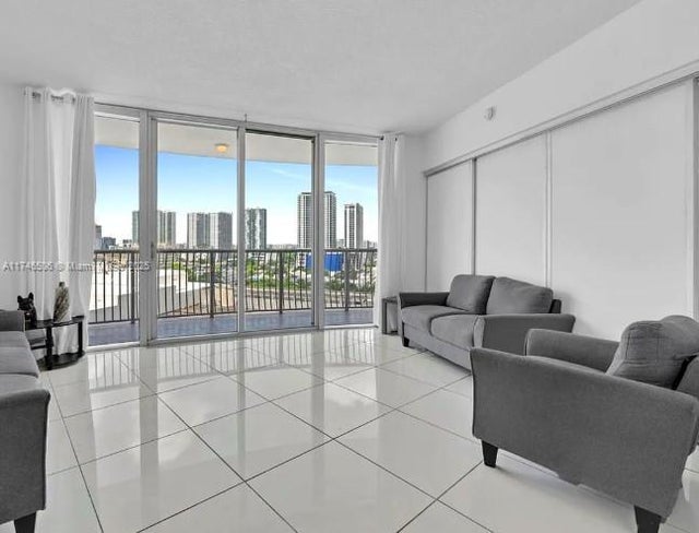 2 of 4 - 1750 N Bayshore Dr 1714, Miami, FL