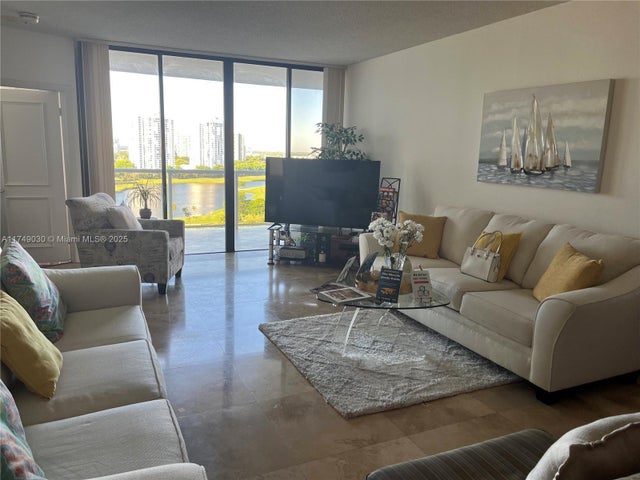 3 of 18 - 20281 E Country Club Dr 1105, Aventura, FL