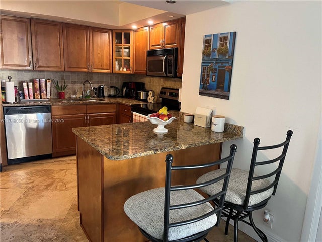 5 of 18 - 20281 E Country Club Dr 1105, Aventura, FL